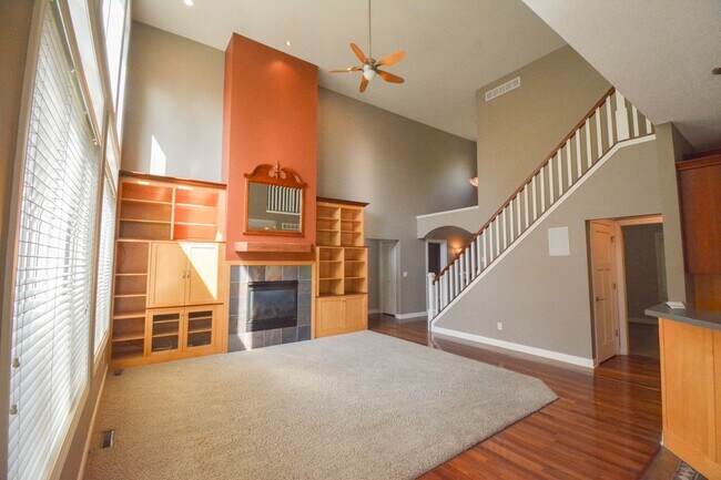 Building Photo - STUNNING 5 Bed 3.5 Bath Luxury Home!