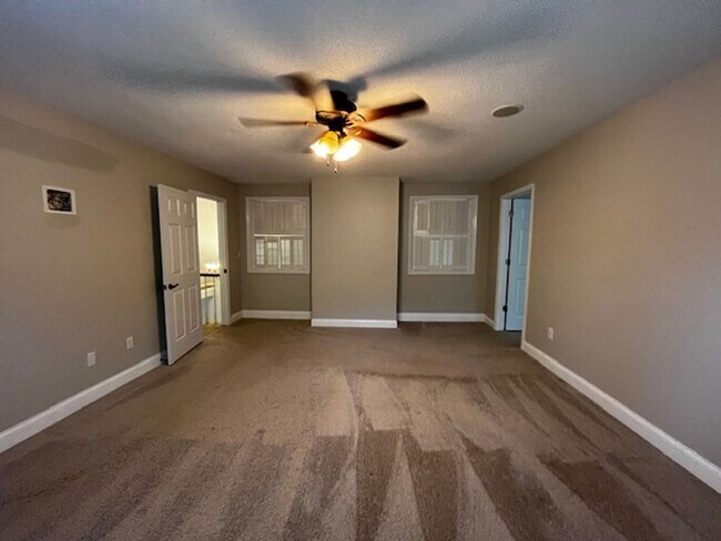 Building Photo - Beautiful 4 bedroom 2.5 bath home with lawncare, internet and security system included in rent