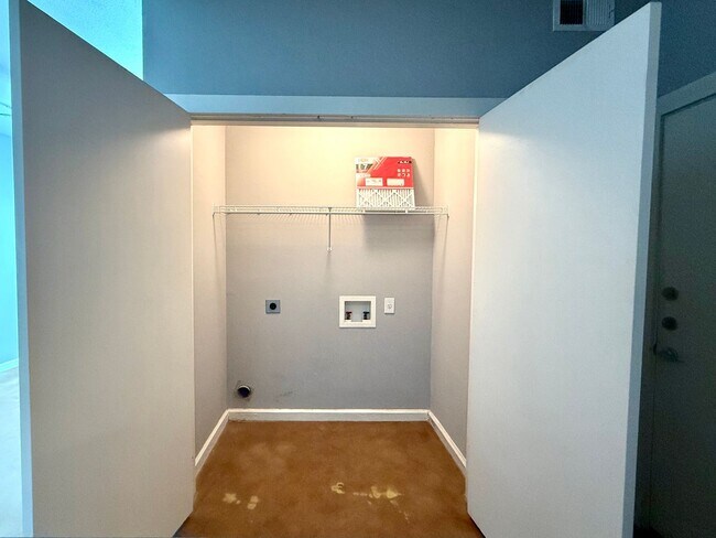 Building Photo - 1/1 with a garage!  Available for immediat...