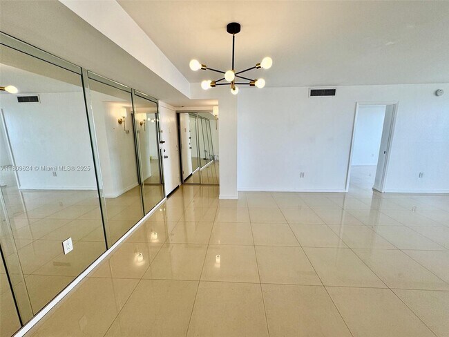 Building Photo - 1833 S Ocean Dr
