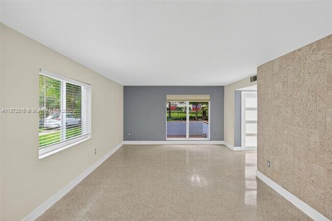 Building Photo - 537 Menendez Ave