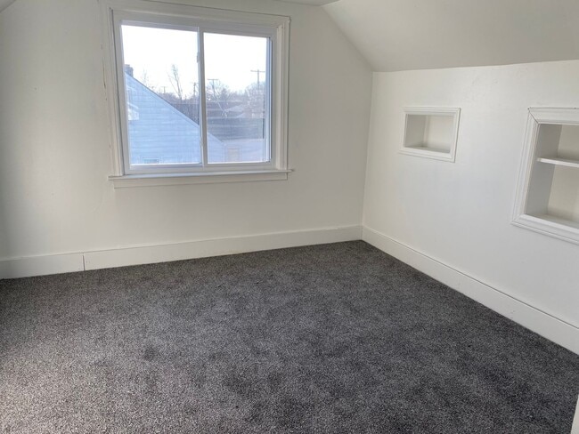 Building Photo - 3 Bedroom 2 Bath Home In Roseville