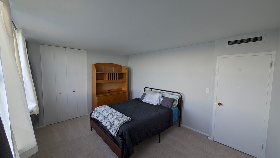 South Bedroom - 6301 N Sheridan Rd
