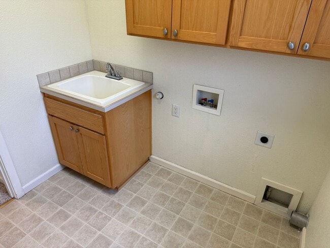 Building Photo - Beautiful 3 bedroom 2 bath house in Cottage Grove!