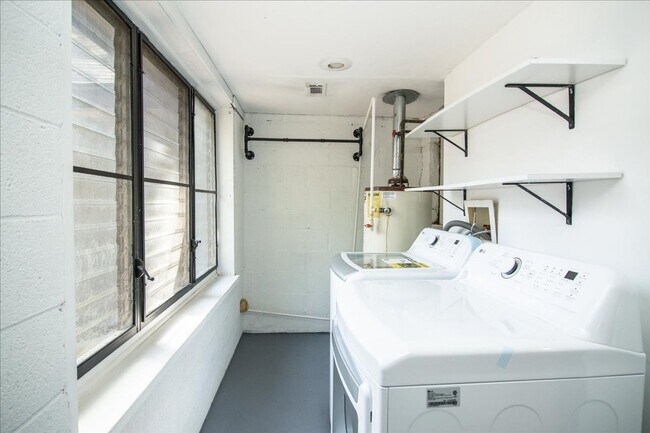 Building Photo - Beautifully Renovated 2/1 in Desirable Gra...