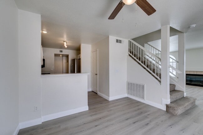 Building Photo - 3 Bedroom Townhouse with attached garage i...