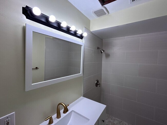 Building Photo - 9320 Yolanda Ave