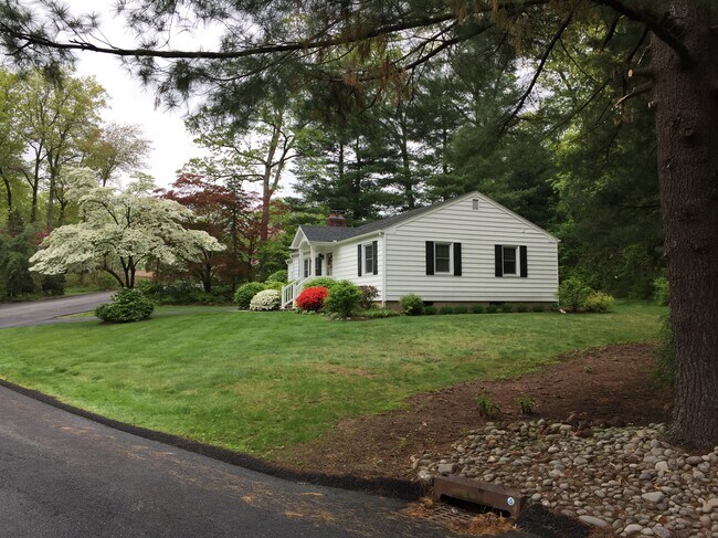 Building Photo - 9 Briarwood Dr