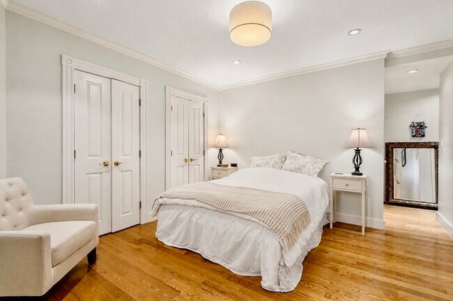 Building Photo - 341 Beacon St