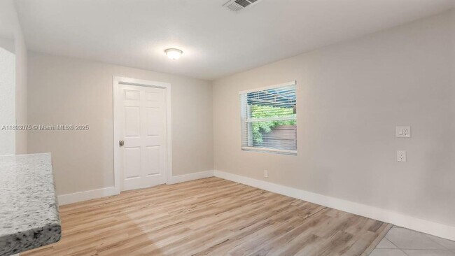 Building Photo - 740 Beachwood Ln