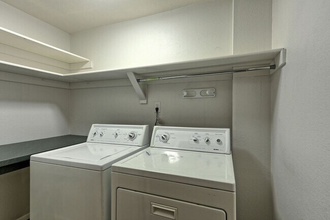 Building Photo - 3 Bedroom 3 Bath Townhome