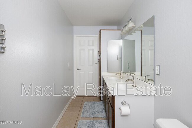 Building Photo - 1233 E Sea Gull Dr