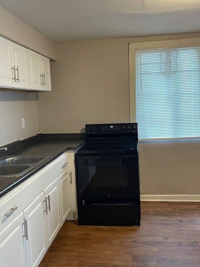 Building Photo - Updated Downstairs 2 Bedroom and 1 Bathroom Carriage House