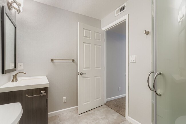 Building Photo - Check out this 2 bed 3 1/2 bath NOW!