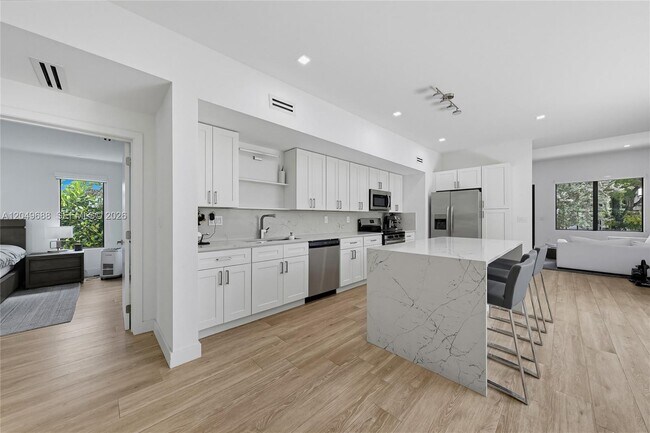 Building Photo - 180 SW 38th Ct