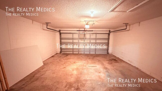 Building Photo - 2837 River Ridge Dr