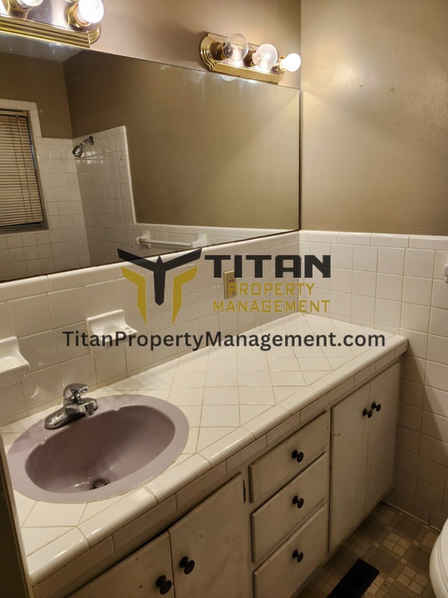 Building Photo - 3b/2b house