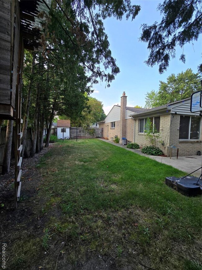 Building Photo - 2310 Cumberland Dr