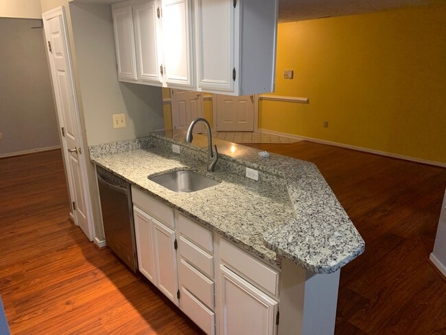 Building Photo - Nice Large Condo on Ground Level for Rent ...