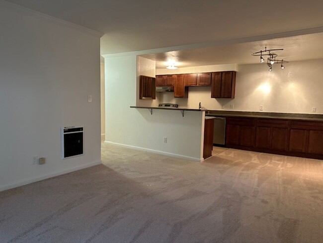 Building Photo - 1 Bedroom Condo w/Pool, Garage, Elevator, ...