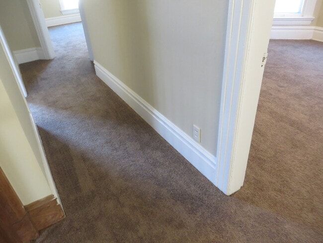 Building Photo - 5 Bedroom Home in the very core of Downtown (West Central, Downtown)