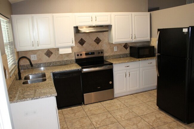 Building Photo - Beautifully Updated 2 bed 2 bath in  Seven Springs