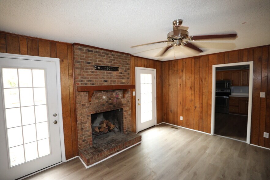 Building Photo - 1815 Paisley Ave