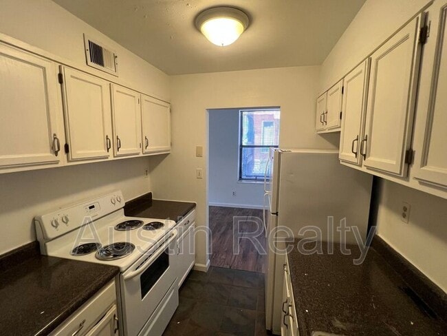 Building Photo - 348 N Newstead Ave