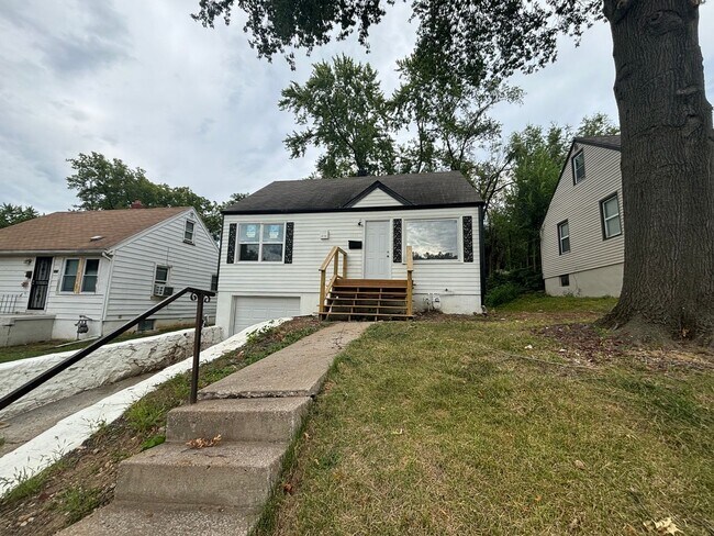 Primary Photo - 4 Bed 2 Bath Home with Garage Near Swope PKWY Available NOW!