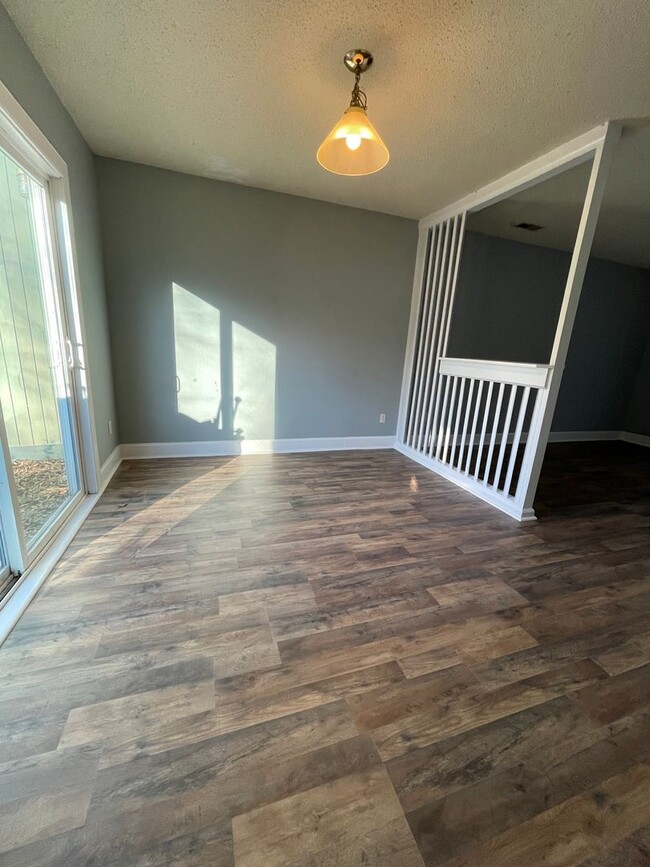 Building Photo - 2 Bedroom, 1.5 Bath-Available Now-6149 Ben...