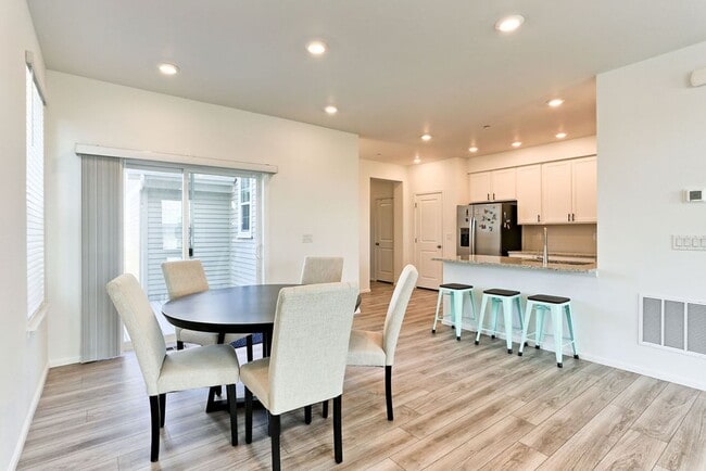 Building Photo - 3 Bedroom 3 Bath in Mosaic!