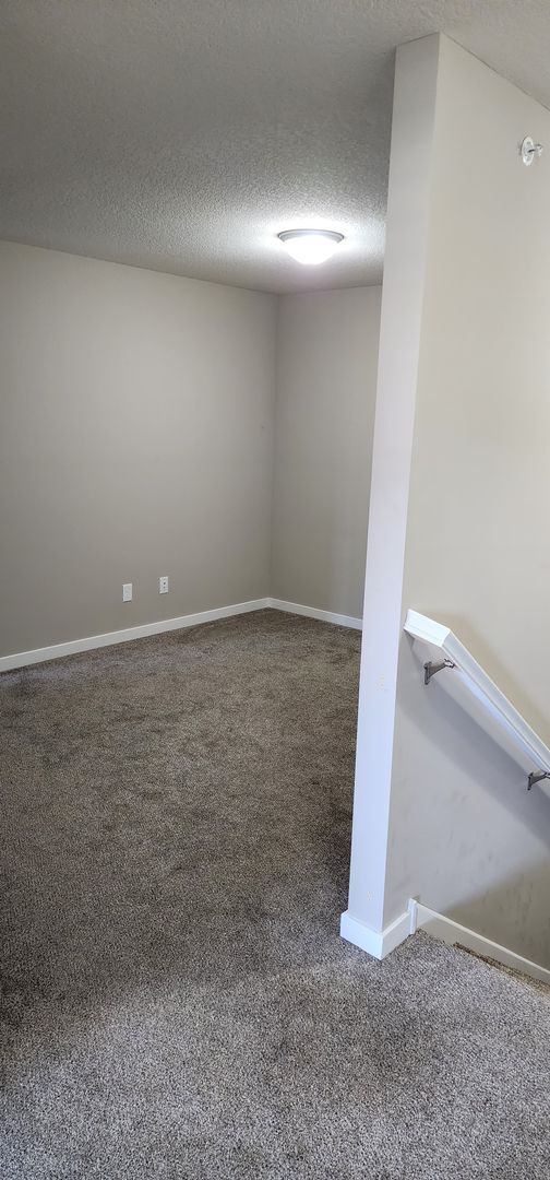 Building Photo - Beautiful 2 Bedroom 1 Bath End Unit Townhouse