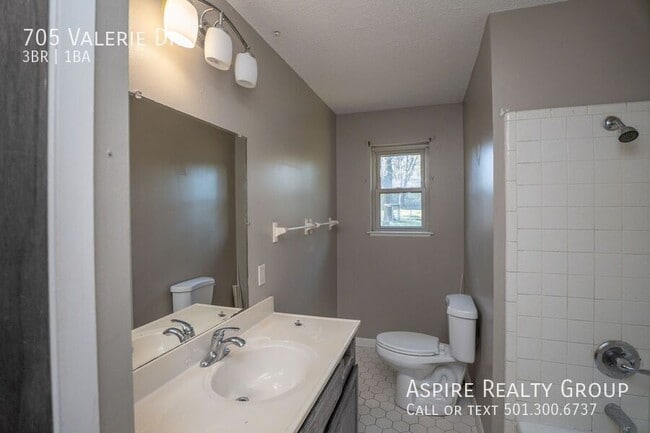 Building Photo - 705 Valerie Dr