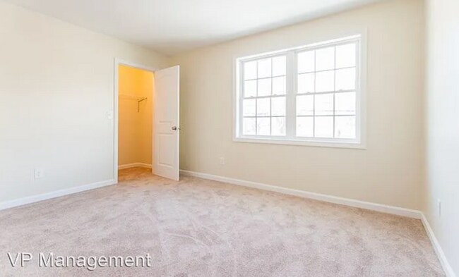 Building Photo - 463 Springfield St