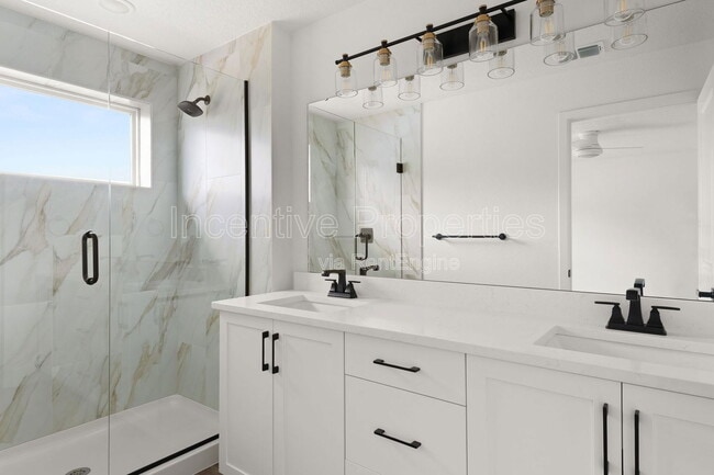 Building Photo - 454 Goodall Ave