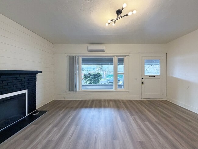 Building Photo - 577 Madison St