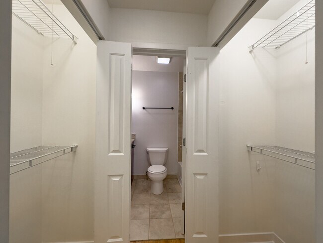 Building Photo - 630 W Wrightwood Ave