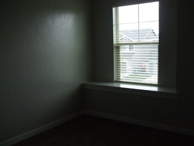 Building Photo - Beautiful  4 bed, 2.5 bath 2 car with extra deep bay and an additional office