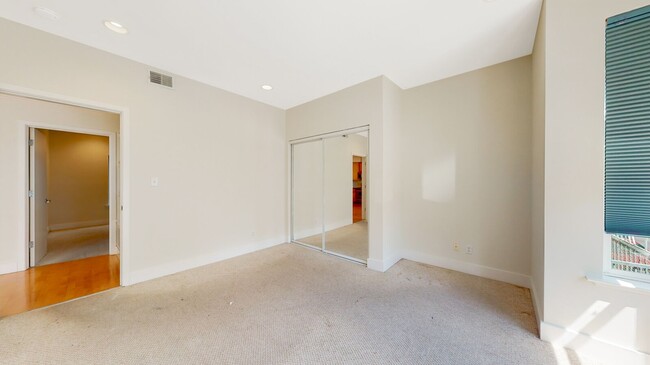 Building Photo - 2 bedroom 1 bathroom with Garage Parking