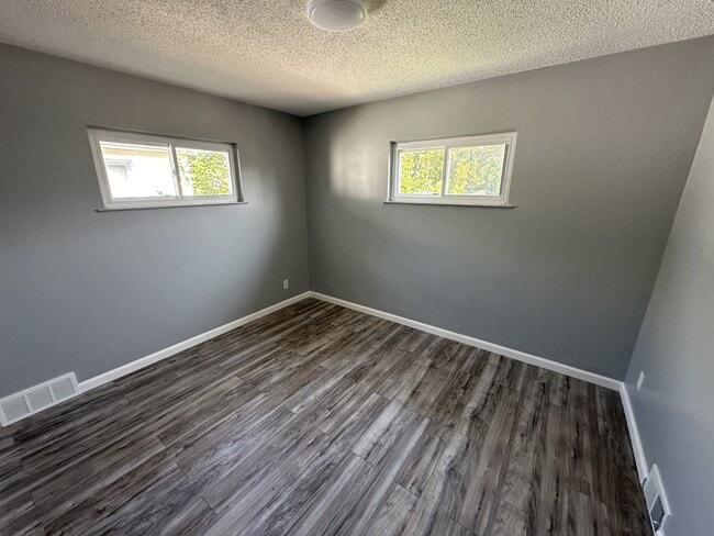 Building Photo - 24924 Lexington Ave