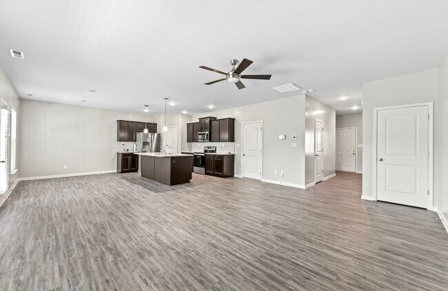 Building Photo - 4-Bedroom with Fenced Yard