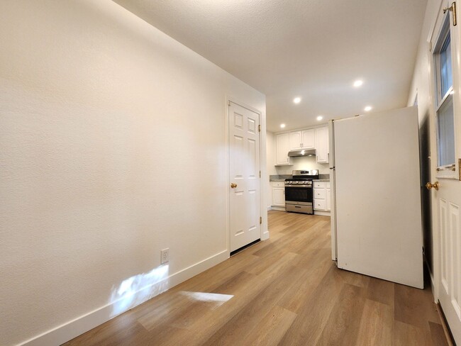 Building Photo - Beautiful Remodeled Duplex in Palo Alto Av...