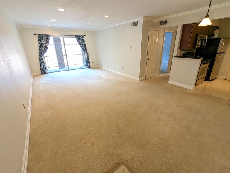 Large and spacious living and dining room with recessed lighting - 7555 Katy Freeway