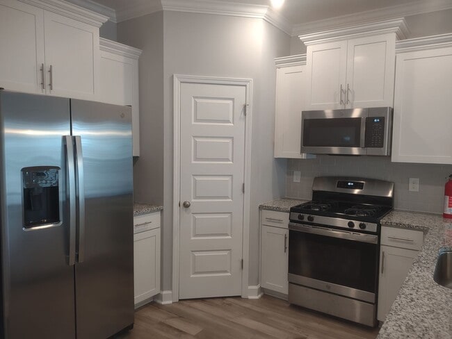 Building Photo - **$800.00 OFF THE FIRST FULL MONTHS RENT W...