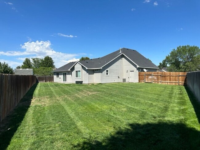 Building Photo - 943 Mount Hood Pl N