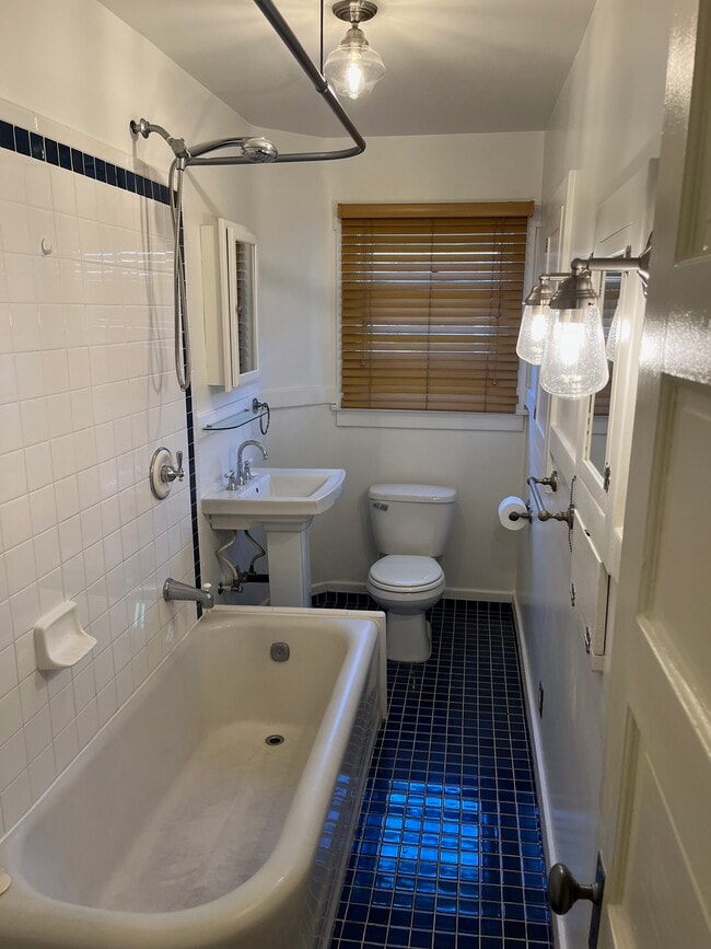 Building Photo - 135 E Ave 42