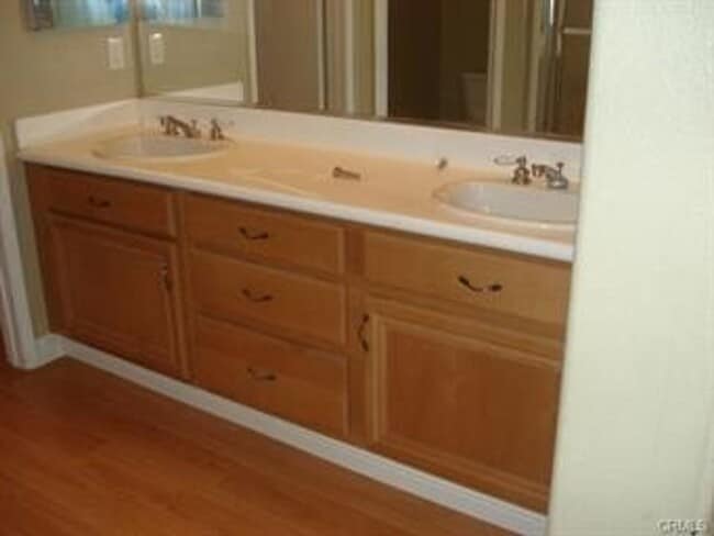Building Photo - 3 Bedroom 2.5 Bath Condo in Gated Communit...