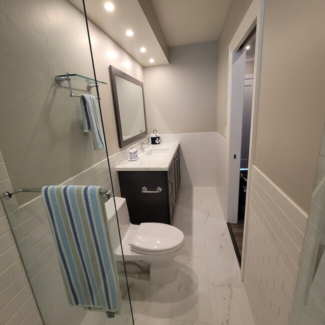 Building Photo - 827 Lindaraxa Park N