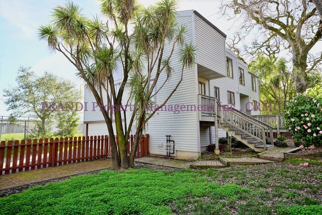 Building Photo - Charming Duplex on Quiet Street with Moder...