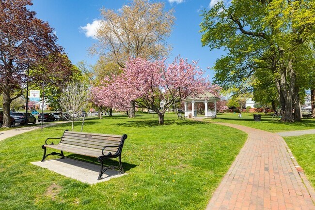 Building Photo - 168 Humphrey St